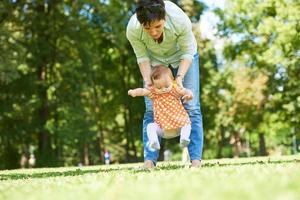 mãe e bebê no parque foto