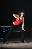 treino de mulher jovem no clube de fitness com haltere foto