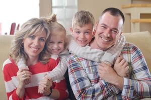 família jovem feliz em casa foto