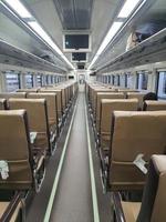 assentos de passageiros de trem de classe econômica premium na indonésia. foto