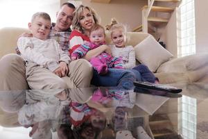 família jovem feliz em casa foto