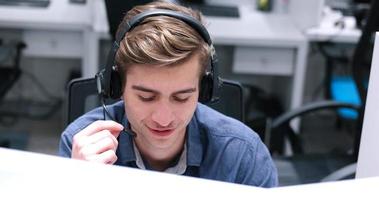 operador de call center masculino fazendo seu trabalho foto