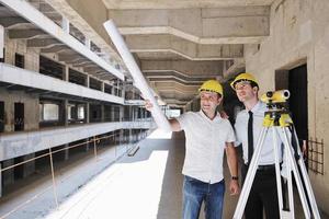 equipe de arquitetos no canteiro de obras foto