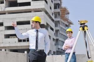 equipe de arquitetos no canteiro de obras foto