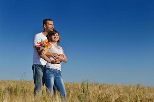 casal feliz no campo de trigo foto