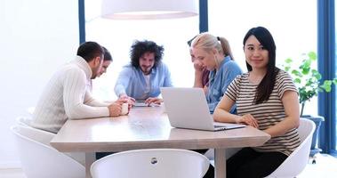 equipe de negócios de inicialização em uma reunião no prédio de escritórios moderno foto