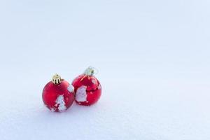 bolas vermelhas de natal na neve fresca foto