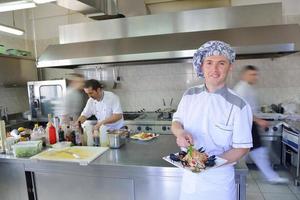 chef preparando comida foto