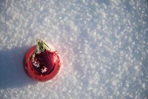 bola de natal na neve foto