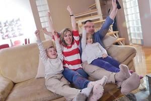 família jovem feliz em casa foto