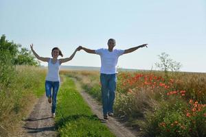 casal feliz no campo de trigo foto