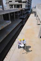 equipe de arquitetos no canteiro de obras foto