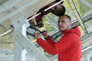 engenheiro de painel solar masculino no local de trabalho foto