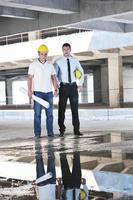 equipe de arquitetos no canteiro de obras foto