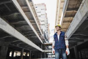 trabalhador duro no canteiro de obras foto