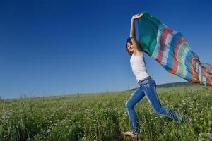 jovem no campo de trigo no verão foto