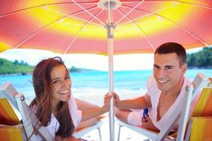 casal feliz se diverte na praia foto