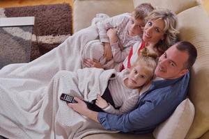 família jovem feliz em casa foto