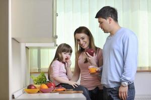 família jovem feliz na cozinha foto