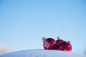 bola vermelha de natal na neve fresca foto