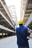 trabalhador duro no canteiro de obras foto