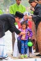 dieng, indonésia - 1 de agosto de 2015. festival de cultura de dieng, turistas seguem a procissão de dreadlocks durante o evento do festival de cultura de dieng em dieng, distrito de banjarnegara, java central foto