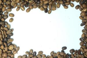 quadro de grãos de café torrados isolados em branco pode usar como plano de fundo ou textura foto