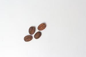 grãos de café. Isolado em um fundo branco. foto