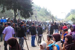 dieng, indonésia - 1 de agosto de 2015. festival de cultura de dieng, turistas seguem a procissão de dreadlocks durante o evento do festival de cultura de dieng em dieng, distrito de banjarnegara, java central foto