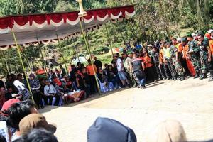 dieng, indonésia - 1 de agosto de 2015. festival de cultura de dieng, turistas seguem a procissão de dreadlocks durante o evento do festival de cultura de dieng em dieng, distrito de banjarnegara, java central foto