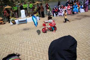 dieng, indonésia - 1 de agosto de 2015. festival de cultura de dieng, turistas seguem a procissão de dreadlocks durante o evento do festival de cultura de dieng em dieng, distrito de banjarnegara, java central foto