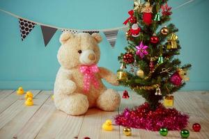 árvore de natal e decorações de natal com urso de brinquedo foto