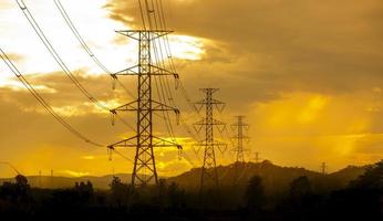 linha de energia elétrica com céu colorido ao pôr do sol - efeito de cor vibrante foto