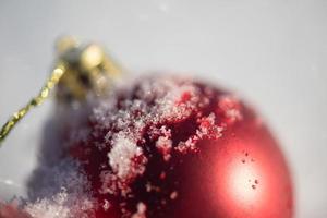 bola vermelha de natal na neve fresca foto