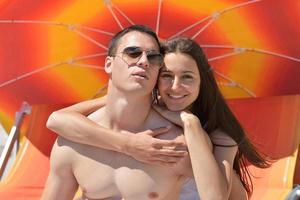 casal feliz se diverte na praia foto