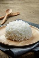 arroz branco orgânico com garfo e colher de pau foto