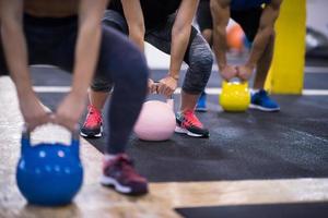 atletas fazendo exercícios com kettlebells foto