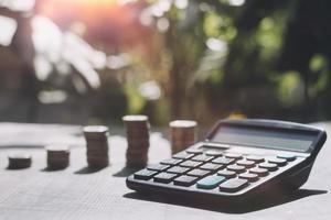 conceito de contabilidade empresarial, homem de negócios usando calculadora com computador portátil, orçamento e papel de empréstimo no escritório. foto