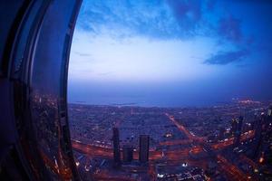 horizonte noturno de dubai foto