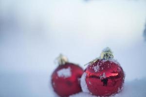 bola de natal na neve foto