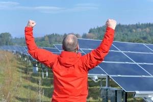 engenheiro de painel solar masculino no local de trabalho foto