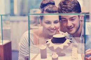 casal jovem feliz em joalheria foto