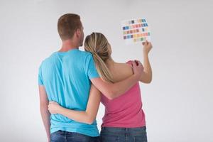 casal olhando amostras de cores em casa foto