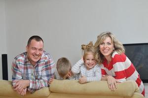 família jovem feliz em casa foto