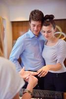 casal jovem feliz em joalheria foto