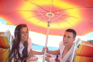 casal feliz se diverte na praia foto