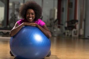 mulher relaxante após treino de pilates foto