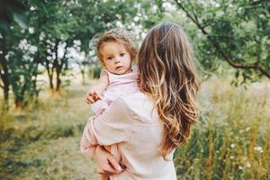 mãe e filha juntos ao ar livre foto