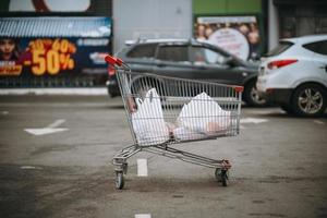 carrinho de compras no super mercado no estacionamento foto