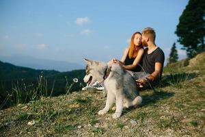 foto de um casal nas montanhas